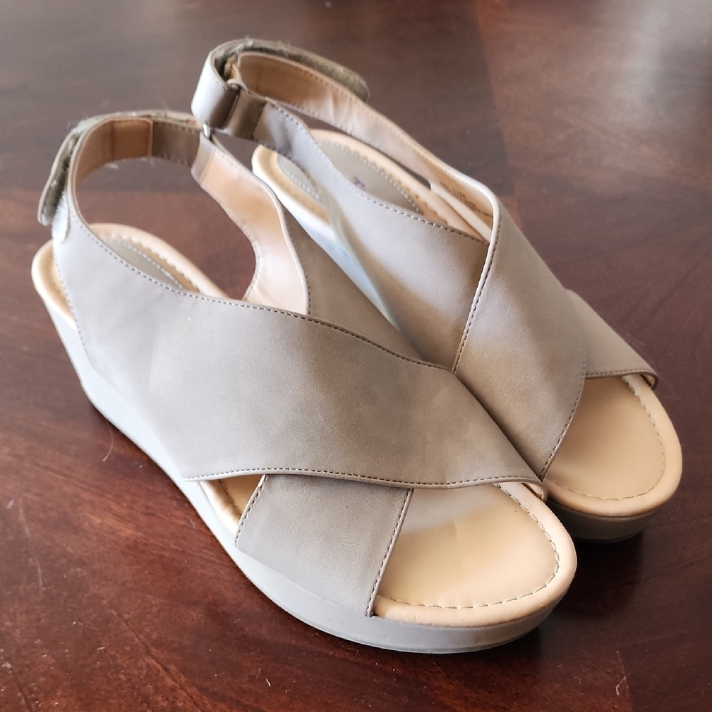 Womens Tan Me Too Wedges Sz8.5